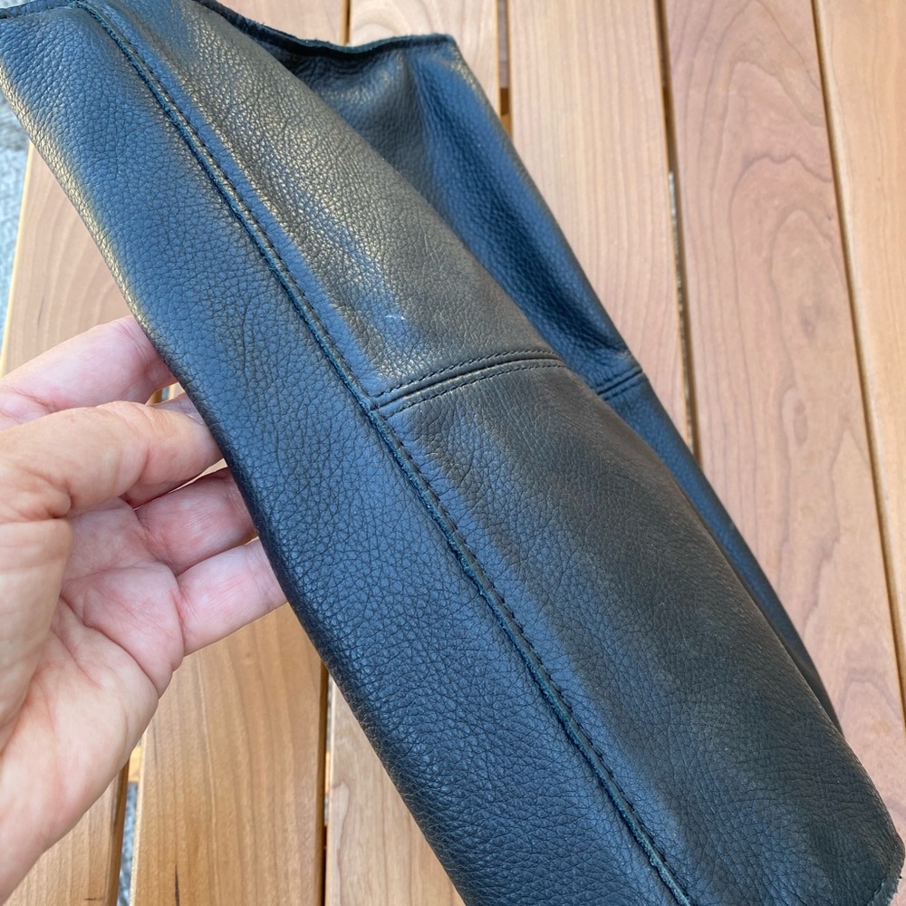 A soft leather black clutch purse - Picture 7 of 11